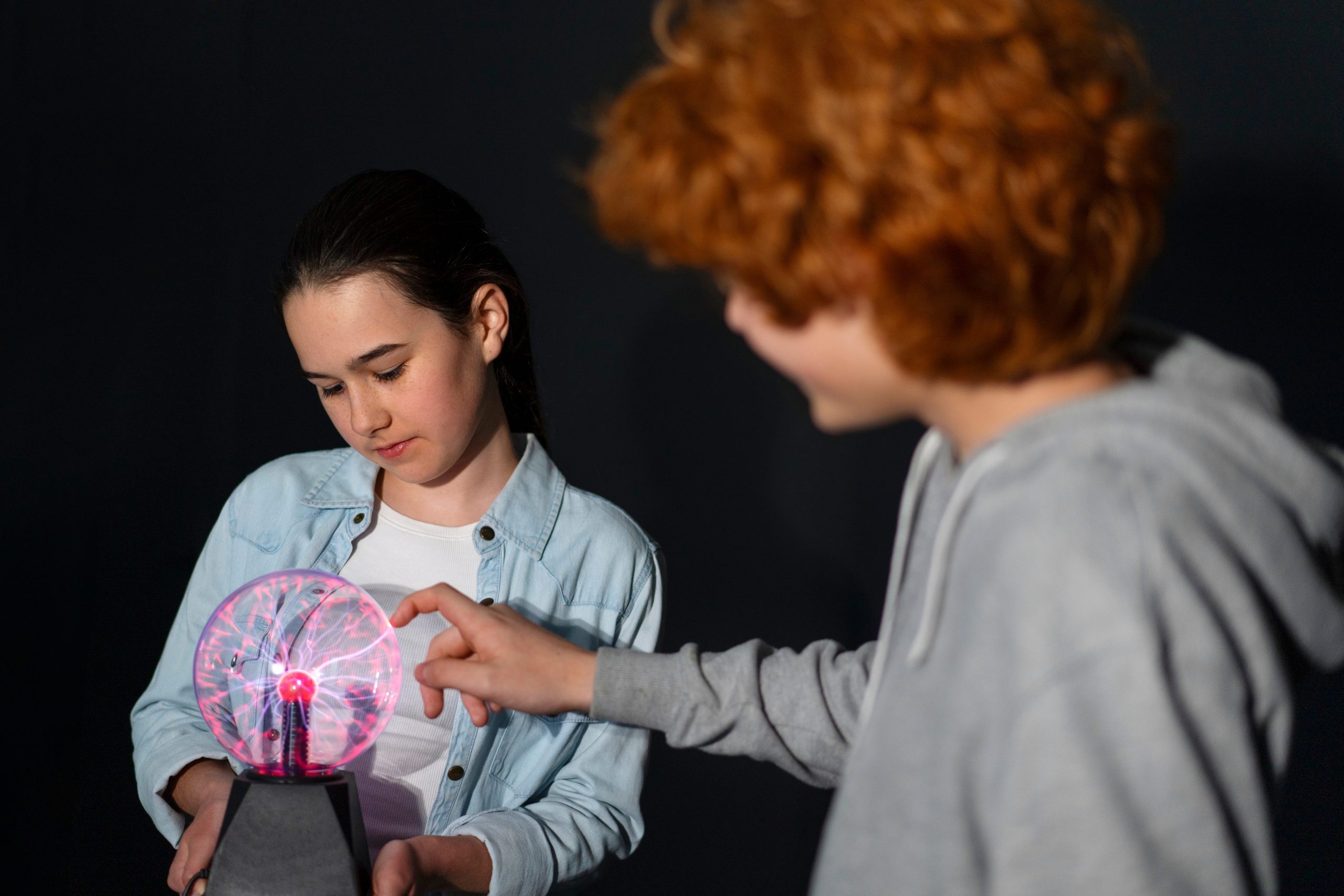 medium-shot-kids-interacting-with-plasma-ball (1)
